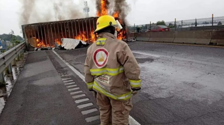 Volcadura e incendio de tráiler colapsó circulación en el Circuito Exterior Mexiquense