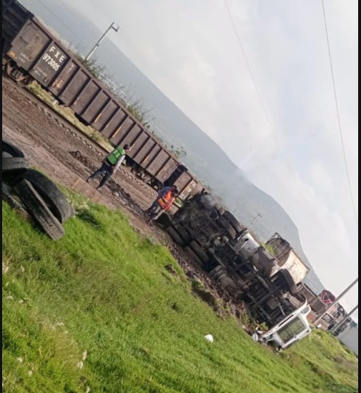 Arrolla ferrocarril camión del Tren México-Querétaro en Huehuetoca
