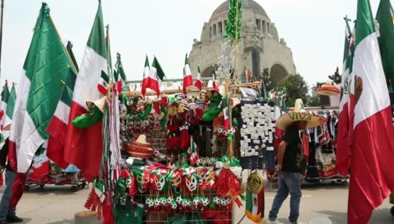 Artesanos mexiquenses defienden en Reforma las banderas hechas en México