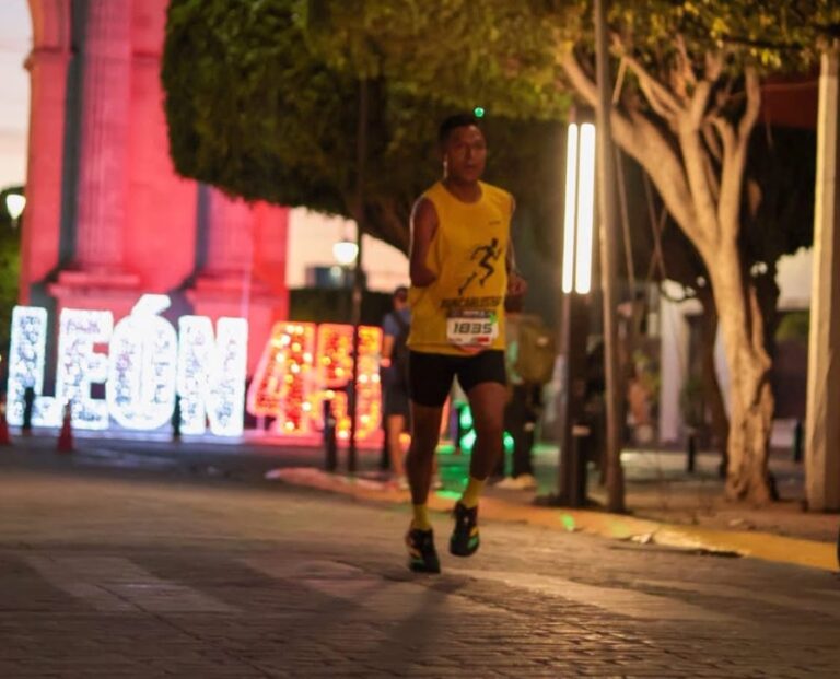 Atleta teoloyuquense Roberto Carlos conquista el primer lugar en el Medio Maratón León 450
