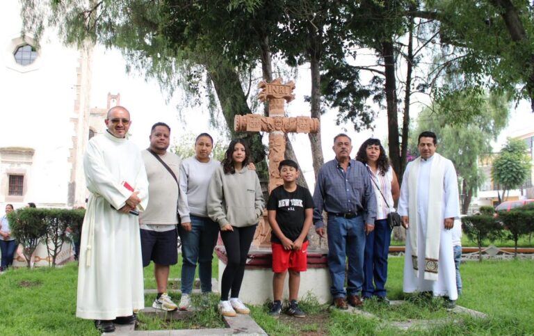 Bendicen nueva Cruz en el atrio de la Parroquia de San Antonio de Padua