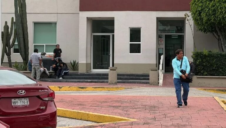 Entregan cuerpos de las 6 víctimas de intoxicación en una combi en Tultitlán