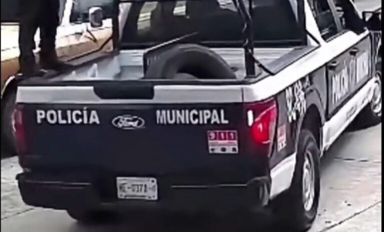 Sorprenden a municipales de Tultitlán fotografiando casas sin permiso