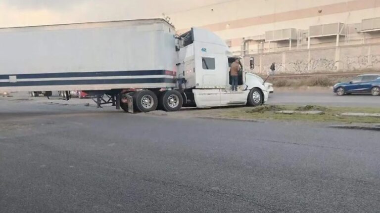 Tráiler quedó atravesado y paralizó la carretera vieja Tlalnepantla–Cuautitlán