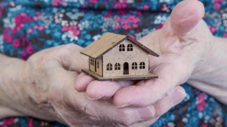 Vivir sola después de los 60: el reto que enfrentan mujeres en Edomex
