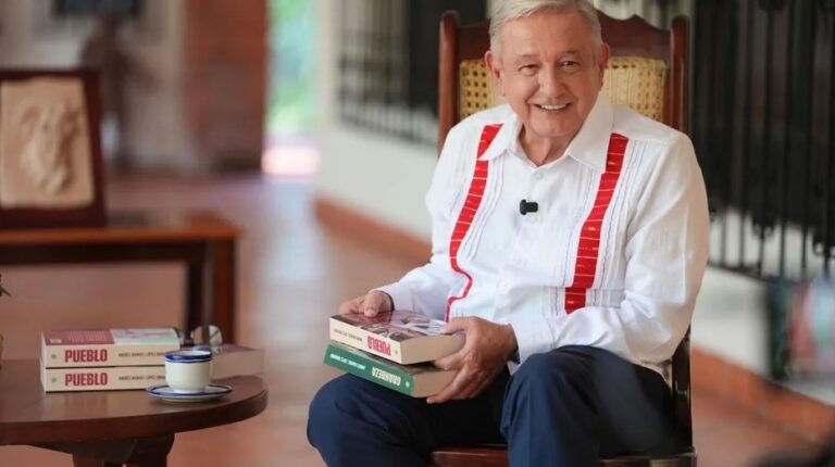 AMLO vuelve a pausar su retiro y presenta ‘Pueblo’, su nuevo libro