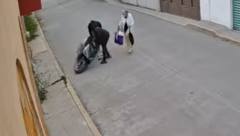Abuelita enfrenta a dos mujeres asaltantes en motoneta, en Tepotzotlán