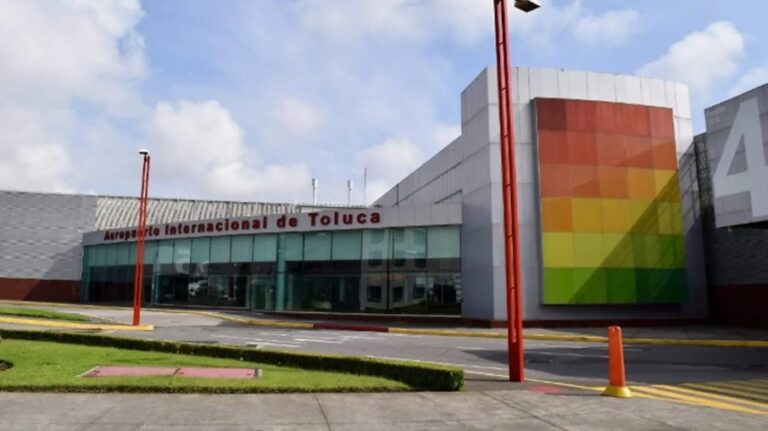 Avión ejecutivo aterriza de emergencia y se sale de la pista en el Aeropuerto de Toluca
