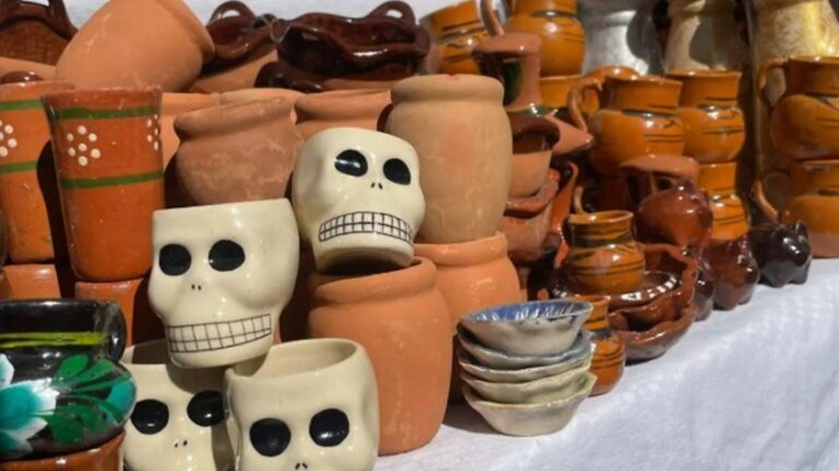 Barro, cempasúchil y pan de muerto llenan los mercados del norte del Edomex