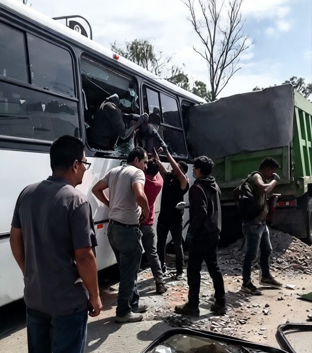 Choque entre autobús y camión de volteo dejó 18 lesionados en Zumpango