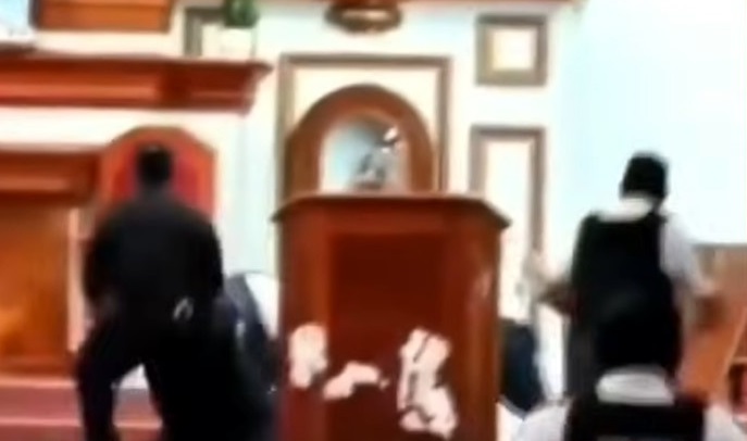 Hombre amenaza con un arma a fieles de iglesia mexiquense