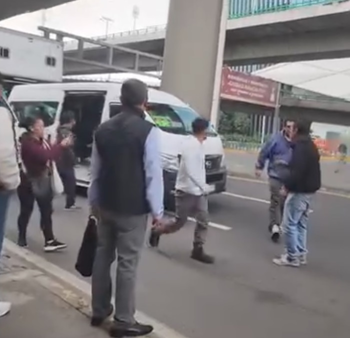Hombres rodean y golpean una unidad de transporte público en Periférico, Naucalpan; usuarios bajaron corriendo