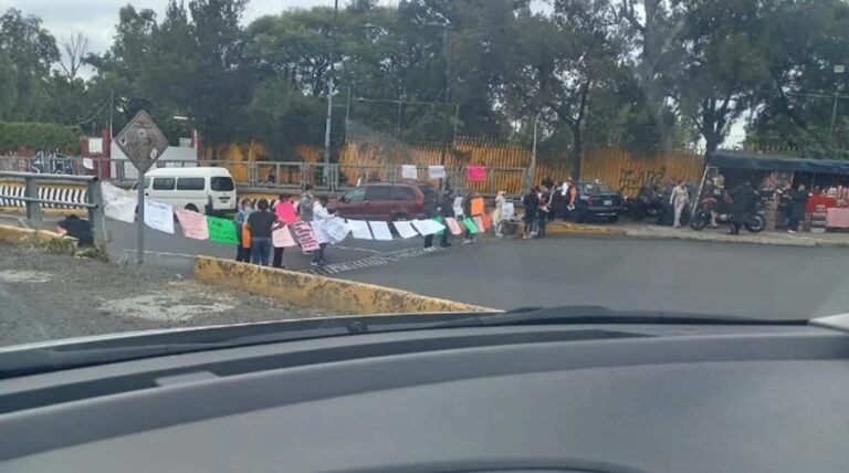 Padres de alumnos protestan frente al CCH Naucalpan; exigen destitución de directora