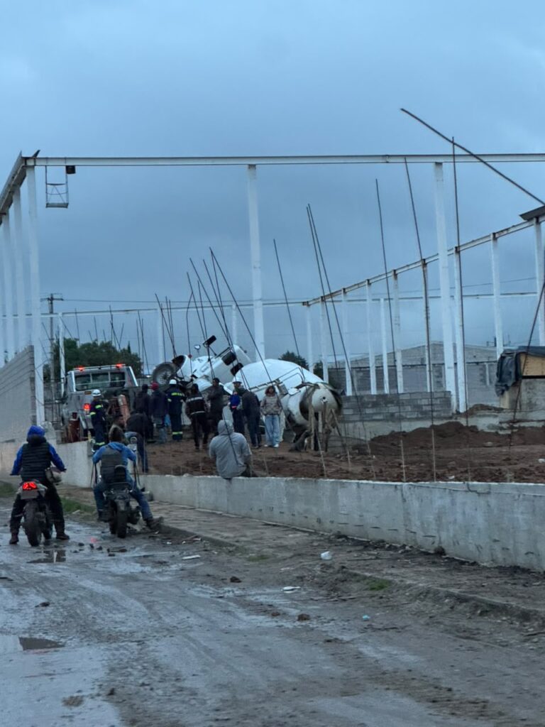 Revolvedora vuelca en obra de CEDIS en Teoloyucan
