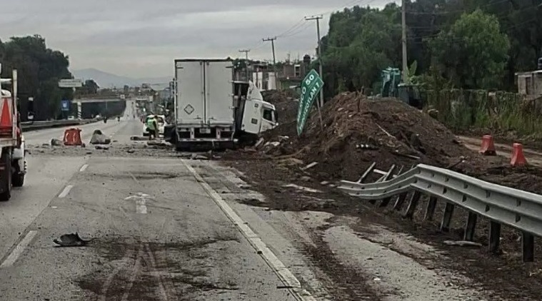 Tráiler cae en zona de ampliación de la México-Querétaro y complica tránsito en Coyotepec