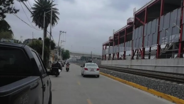 Vecinos de Tultepec amenazan con protestar por falta de infraestructura peatonal en el Tren Suburbano