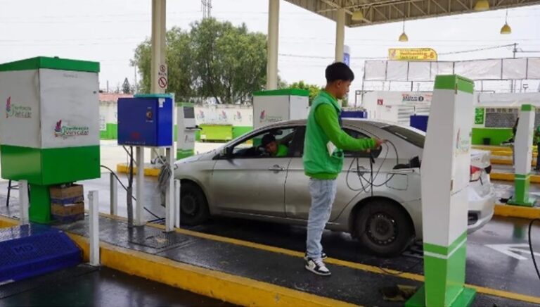 Verificación vehicular Edomex: amplían horario el 31 de octubre para autos con engomado rojo