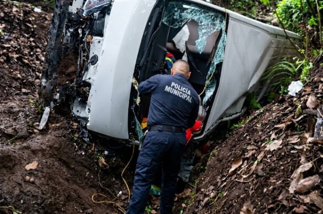 Volcó camioneta que se dirigía al Santuario del Señor de Chalma; una mujer muerta y 15 heridos
